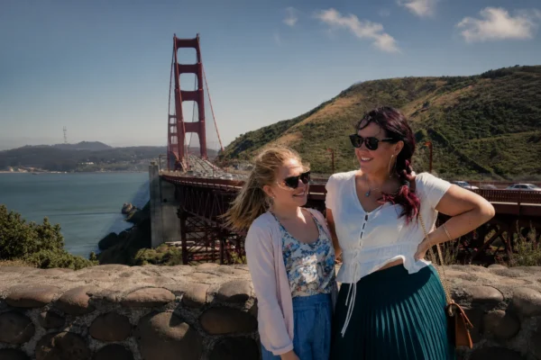 Hanna och Linda som hittade resesällskap via Gofrendly framför Golden Gate Bridge i San Francisco