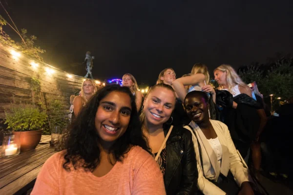 Tre kvinnor tar en selfie tillsammans på en social aktivitet i Arlöv efter att ha träffat nya vänner genom Gofrendly.