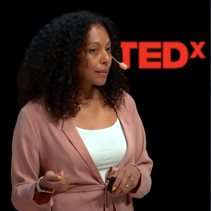 Claudia Gård, medgrundare av Gofrendly, talar på ett TED-talk hur teknik kan stärka kvinnors gemenskap och möjliggöra nya vänskaper.