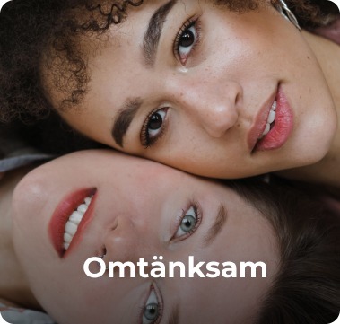 Leende kvinnor som möts med värme och närhet – en bild av Gofrendlys omtänksamma och inkluderande gemenskap.