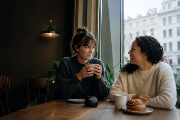 Kvinna som hitta vänner när man är blyg genom att träffas på ett café